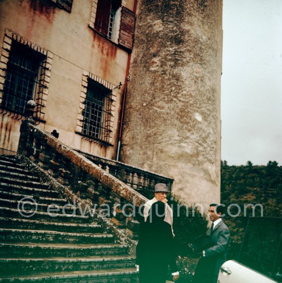 Pablo Picasso, Jacqueline and his nephew, the painter Javier Vilató. Château de Vauvenargues, where Pablo Picasso lived from 1959-62, near Aix-en-Provence. A great square building dating from the sixteenth and eighteenth centuries. Vauvenargues 1960. - Photo by Edward Quinn