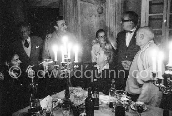 Javier Vilató, Jean Cocteau, not yet identified persons, Eduard Pignon, Douglas Cooper, Pablo Picasso. Dinner at Douglas Cooper's Château de Castille, Uzès 1960. - Photo by Edward Quinn