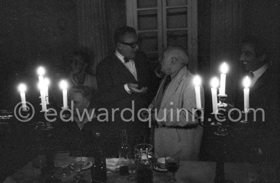 Eduard Pignon, Douglas Cooper, Pablo Picasso, Javier Vilató. Dinner at Douglas Cooper's Château de Castille, Uzès 1960. - Photo by Edward Quinn