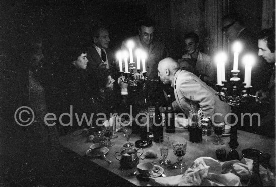 Catherine Hutin, Jean Cocteau, Eduard Pignon, Douglas Cooper, Pablo Picasso, Javier Vilató, not yet identified persons. Dinner at Douglas Cooper\'s Château de Castille, Uzès 1960. - Photo by Edward Quinn