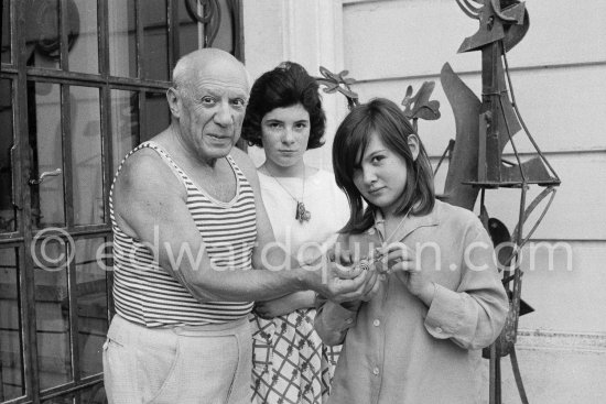 Pablo Picasso, Catherine Hutin and Paloma Picasso. She is showing a pendant she got as a present from her father. La Californie, Cannes 8.9.1960. - Photo by Edward Quinn
