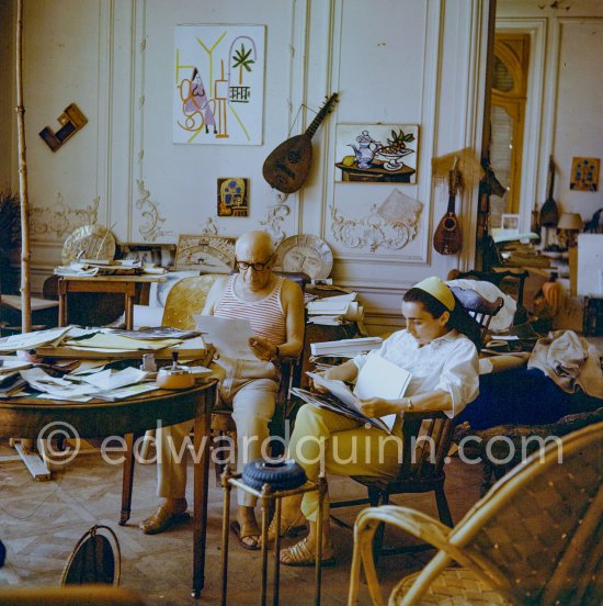 Jacqueline and Pablo Picasso viewing photos Edward Quinn made of Pablo Picasso. La Californie, Cannes 1960. - Photo by Edward Quinn
