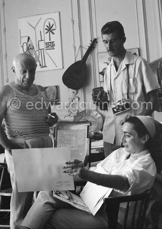 Pablo Picasso, Jacqueline and Edward Quinn discuss a choice of Quinn\'s photographs for the book "Pablo Picasso at work". Quinn with his Leica M3 and Rolleiflex 3.5B. La Californie, 8.9.1960. 1 - Photo by Edward Quinn