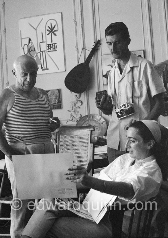 Pablo Picasso, Jacqueline and Edward Quinn discuss a choice of Quinn\'s photographs for the book "Pablo Picasso at work". Quinn with his Leica M3 and Rolleiflex 3.5B. La Californie, 8.9.1960. 1 - Photo by Edward Quinn