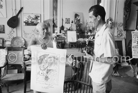 Pablo Picasso and Edward Quinn with "Seigneur et fille". La Californie, Cannes 8.9.1960. - Photo by Edward Quinn