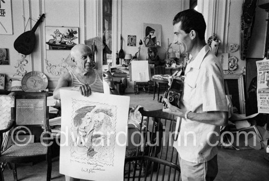 Pablo Picasso and Edward Quinn with "Seigneur et fille". La Californie, Cannes 8.9.1960. - Photo by Edward Quinn