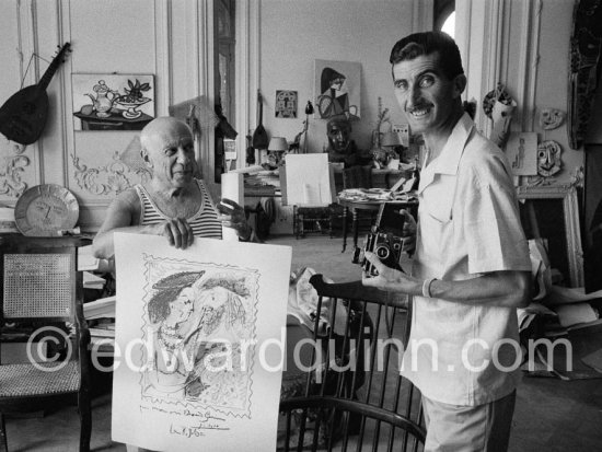 Pablo Picasso and Edward Quinn with the litho "seigneur et fille", dedicated to Edward Quinn. La Californie, Cannes 8.9.1960. Photo probably taken by Jacqueline with Quinn\'s Leica camera. - Photo by Edward Quinn
