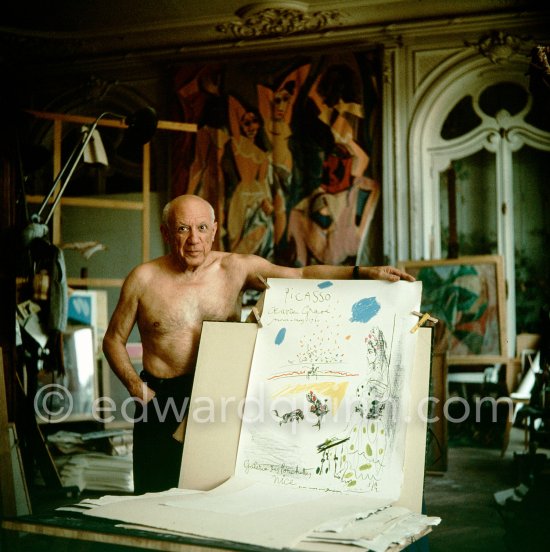 Pablo Picasso showing his original lithograph for the poster announcing his 1960. show in Nice. La Californie, Cannes 1960. - Photo by Edward Quinn