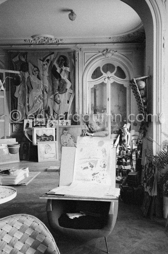 Pablo Picasso showing his original lithograph for the poster announcing his 1960. show in Nice. La Californie, Cannes 1960. - Photo by Edward Quinn