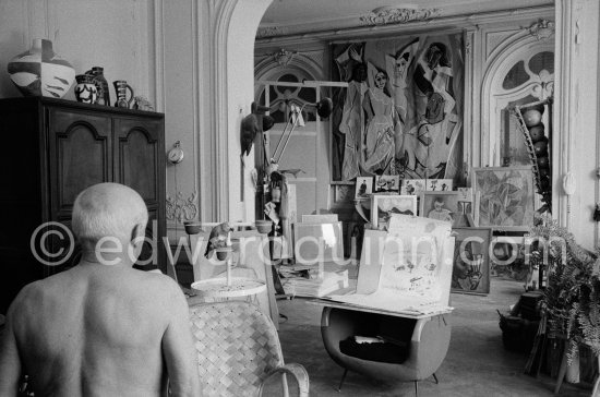 Pablo Picasso with his parrot. La Californie, Cannes 1960. - Photo by Edward Quinn