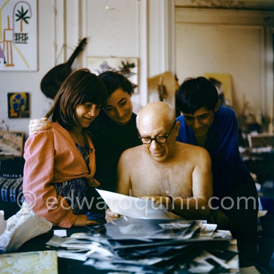 Pablo Picasso, Jacqueline, Claude Picasso and Paloma Picasso viewing photos by Quinn. La Californie, Cannes 1960. - Photo by Edward Quinn