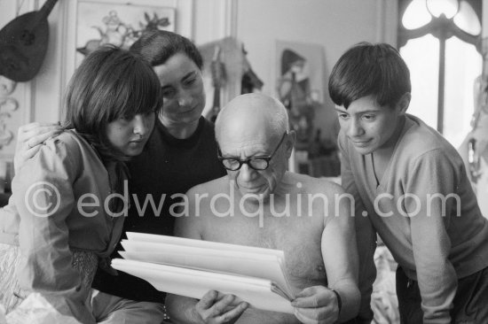 Pablo Picasso, Jacqueline, Claude Picasso and Paloma Picasso viewing photos by Quinn. La Californie, Cannes 1960. - Photo by Edward Quinn