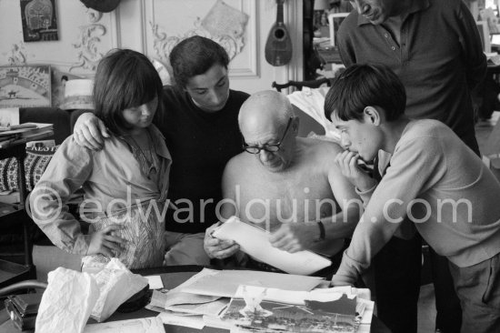 Pablo Picasso, Jacqueline, Claude Picasso and Paloma Picasso viewing photos by Quinn. La Californie, Cannes 1960. - Photo by Edward Quinn