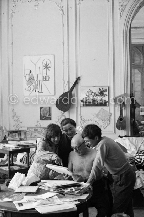 Pablo Picasso, Jacqueline, Claude Picasso and Paloma Picasso viewing photos by Quinn. La Californie, Cannes 1960. - Photo by Edward Quinn