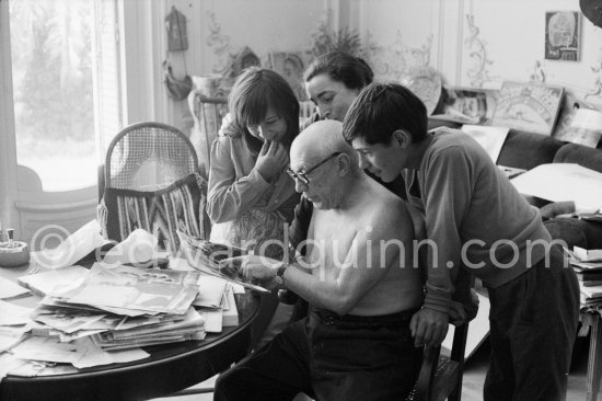 Pablo Picasso, Jacqueline, Claude Picasso and Paloma Picasso viewing photos By Quinn. La Californie, Cannes 1960. - Photo by Edward Quinn