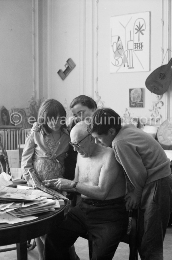 Pablo Picasso, Jacqueline, Claude Picasso and Paloma Picasso viewing photos by Quinn. La Californie, Cannes 1960. - Photo by Edward Quinn