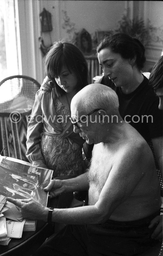Pablo Picasso, Jacqueline and Paloma Picasso viewing photo by Quinn of Centaur by Pablo Picasso. La Californie, Cannes 1960. - Photo by Edward Quinn