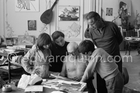 Pablo Picasso, David Douglas Duncan, Jacqueline, Claude Picasso and Paloma Picasso viewing photos by Quinn. La Californie, Cannes 1960. - Photo by Edward Quinn
