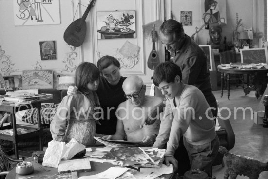 Pablo Picasso, David Douglas Duncan, Jacqueline, Claude Picasso and Paloma Picasso viewing photos by Quinn. La Californie, Cannes 1960. - Photo by Edward Quinn