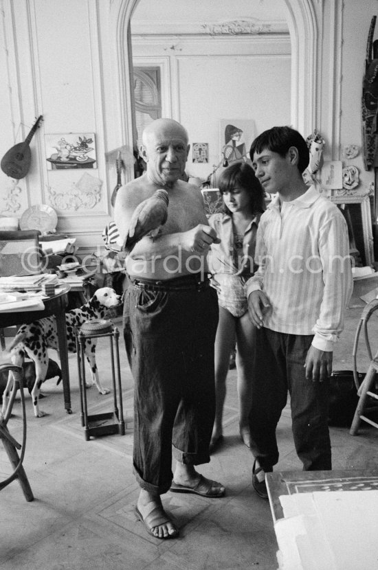 Pablo Picasso introduces Claude Picasso and Paloma Picasso to a new pet, a talking parrot, which is squatting on his arm. La Californie, Cannes 1960. - Photo by Edward Quinn
