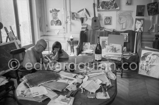 Paloma Picasso watching her father Pablo Picasso dedicating "Faune (Pour mon ami E. Quinn) see Pic600664. La Californie, Cannes 1960. - Photo by Edward Quinn