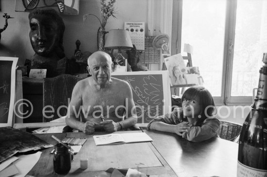 Paloma Picasso watching her father Pablo Picasso dedicating "Faune (Pour mon ami E. Quinn) see Pic600664. La Californie, Cannes 1960. La Californie, Cannes 1960. - Photo by Edward Quinn