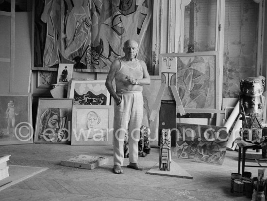 Pablo Picasso with "Femme debout". La Californie, Cannes 1960. - Photo by Edward Quinn