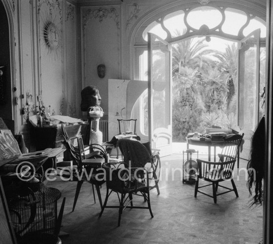 A view of the living room as it opened onto the garden. La Californie, Cannes 1960. - Photo by Edward Quinn