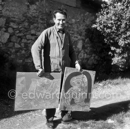 Printer Hidalgo Arnéra with Pablo Picasso linoblocks in his garden. Vallauris 1960. - Photo by Edward Quinn