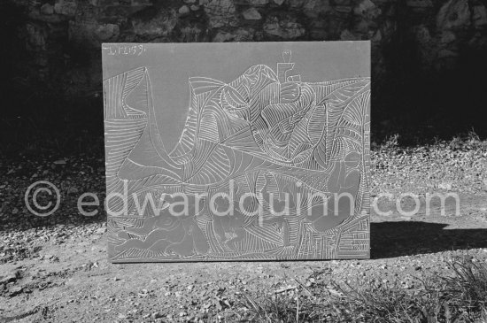 A Pablo Picasso linoblock in the garden of linoprinter Arnéra. Vallauris 1960. - Photo by Edward Quinn