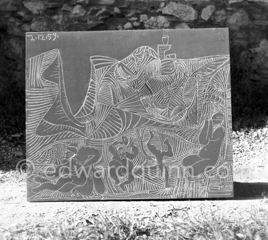 A Pablo Picasso linoblock in the garden of linoprinter Arnéra. Vallauris 1960. - Photo by Edward Quinn