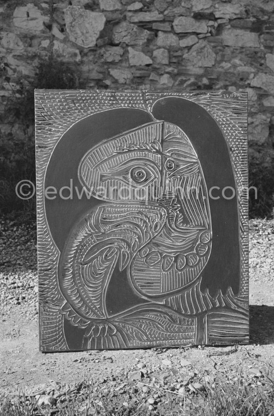 A Pablo Picasso linoblock in the garden of linoprinter Arnéra. Vallauris 1960. - Photo by Edward Quinn