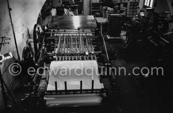 Printer Hidalgo Arnéra and a member of his staff at his printing press with a Pablo Picasso linocut. Vallauris 1960. - Photo by Edward Quinn