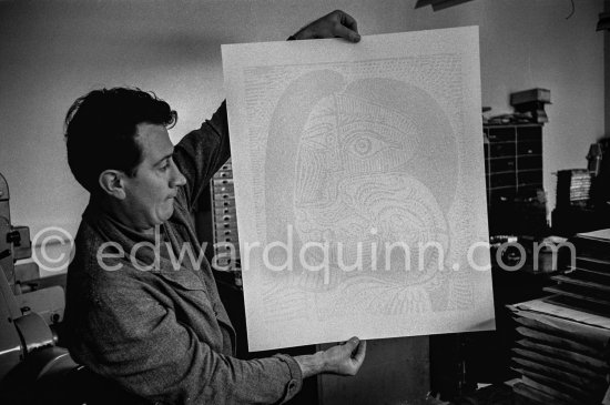 Printer Hidalgo Arnéra with a proof. Vallauris 1960. - Photo by Edward Quinn