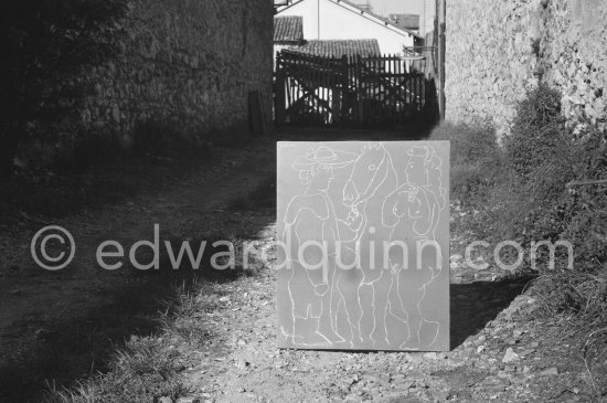 The original linoblock of "Picador, Femme et cheval" in the garden of linoprinter Arnéra. The original linocut block of Pablo Picasso relished the difficulty involved in gouging the resilient linoleum and tried to get flowing, harmonious lines. Vallauris 1960. - Photo by Edward Quinn