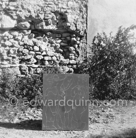 The original linoblock of "Picador, Femme et cheval" in the garden of linoprinter Arnéra. The original linocut block of Pablo Picasso relished the difficulty involved in gouging the resilient linoleum and tried to get flowing, harmonious lines. Vallauris 1960. - Photo by Edward Quinn