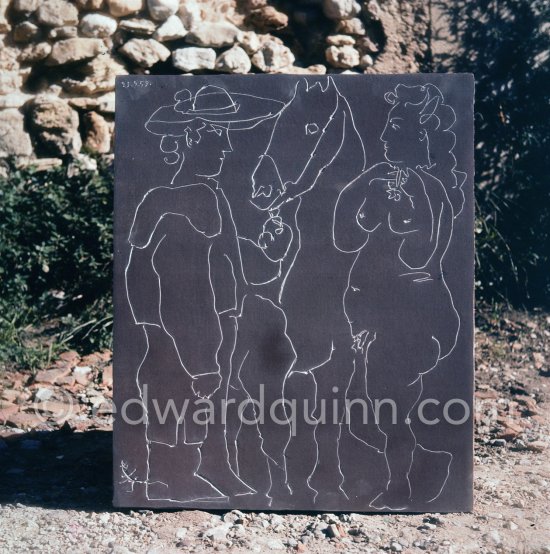 The original linoblock of "Picador, Femme et cheval" in the garden of the printerArnéra. The original linocut block of Pablo Picasso relished the difficulty involved in gouging the resilient linoleum and tried to get flowing, harmonious lines. Vallauris 1960. - Photo by Edward Quinn