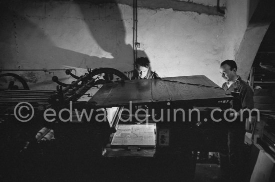 A stereotype mold ("flong") of a newspaper page ("Le Patriote") with inserts by Pablo Picasso, probably made with an intermediate plaster stage. Printer Hidalgo Arnéra at his press, Vallauris 1960. - Photo by Edward Quinn