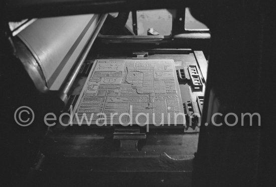 A stereotype mold ("flong") of a newspaper page ("Le Patriote") with inserts by Pablo Picasso, probably made with an intermediate plaster stage. Printer Hidalgo Arnéra at his press, Vallauris 1960. - Photo by Edward Quinn