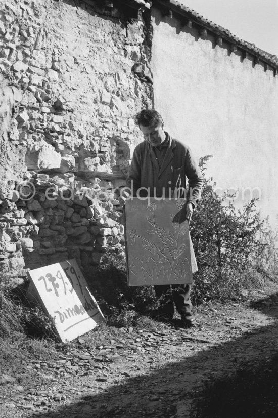 Printer Hidalgo Arnéra with Pablo Picasso linoblocks. Vallauris 1960. - Photo by Edward Quinn