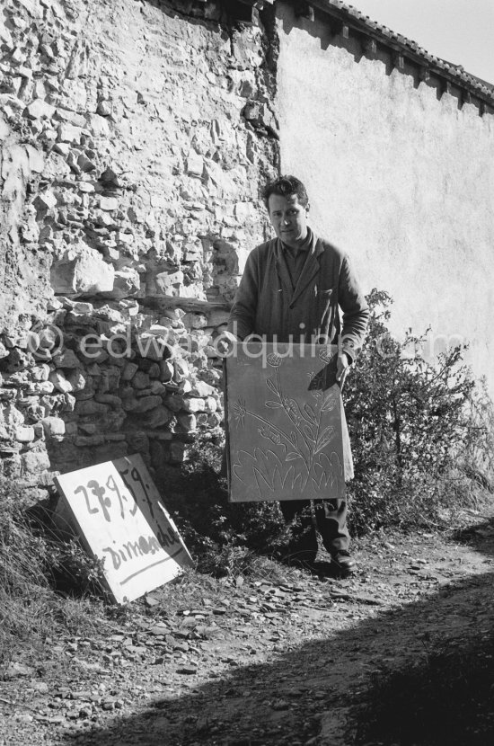 Hidalgo Arnéra in his garden. Vallauris 1960. - Photo by Edward Quinn