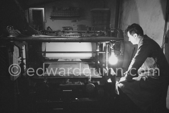 Printer Hidalgo Arnéra at his printing press with a Pablo Picasso linocut. Vallauris 1960. - Photo by Edward Quinn