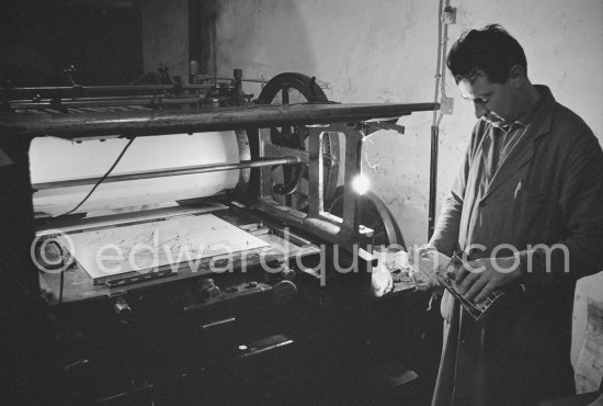 Printer Hidalgo Arnéra at his printing press with a Pablo Picasso linocut. Vallauris 1960. - Photo by Edward Quinn