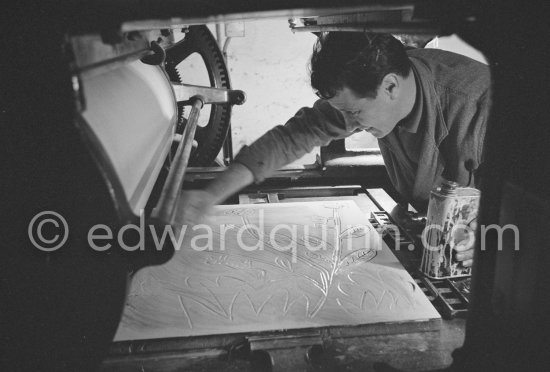 Printer Hidalgo Arnéra at his printing press with a Pablo Picasso linocut. Vallauris 1960. - Photo by Edward Quinn