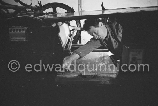 Hidalgo Arnéra at his printing press with a Pablo Picasso linocut. Vallauris 1960. - Photo by Edward Quinn