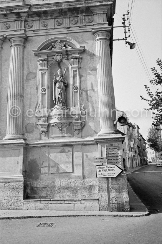 Signpost to Temple de la Paix, (or Chapelle de la paix). Église Sainte-Anne / Saint-Martin 1839-1882, Vallauris 1961. - Photo by Edward Quinn