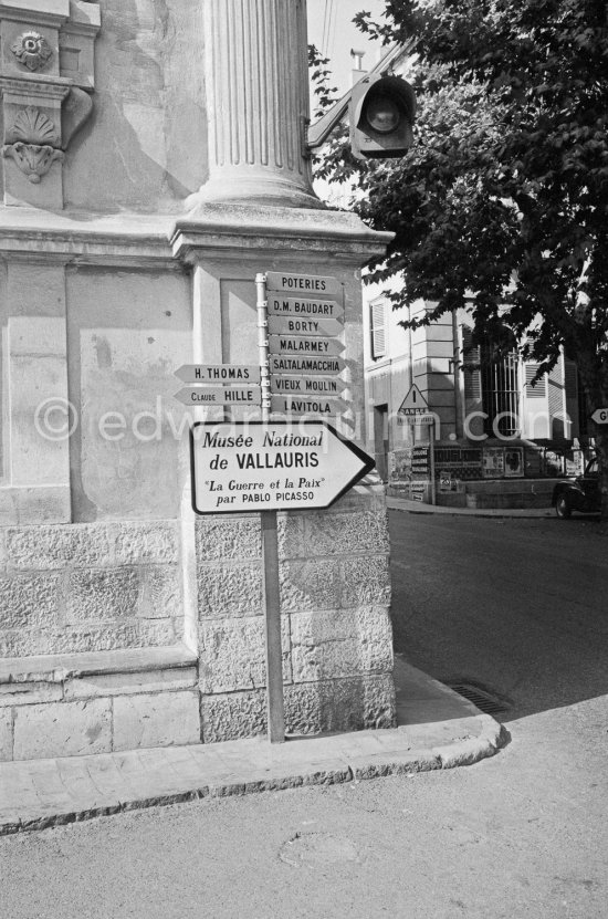 Signpost "La Guerre et La Paix", Vallauris 1961 - Photo by Edward Quinn
