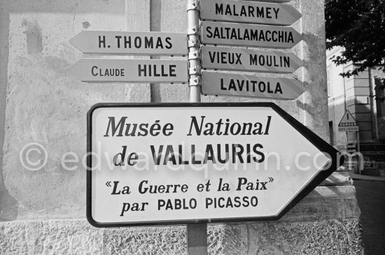 Signpost to Temple de la Paix, (or Chapelle de la paix), Église Sainte-Anne / Saint-Martin 1839-1882, Vallauris 1961. - Photo by Edward Quinn