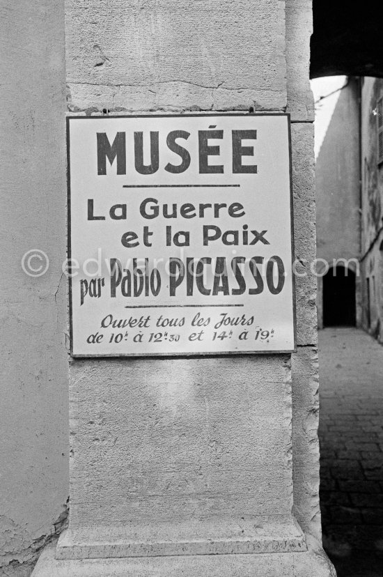 Signpost to Temple de la Paix, (or Chapelle de la paix), Vallauris 1961. - Photo by Edward Quinn