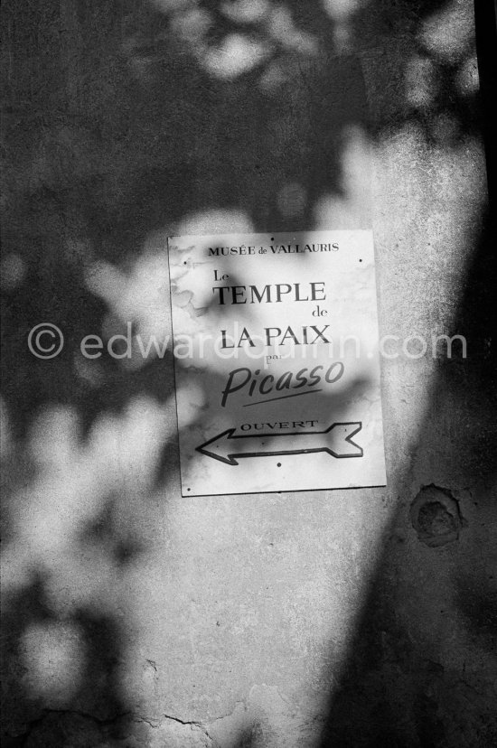 Signpost to Temple de la Paix, (or Chapelle de la paix), Vallauris 1961. - Photo by Edward Quinn
